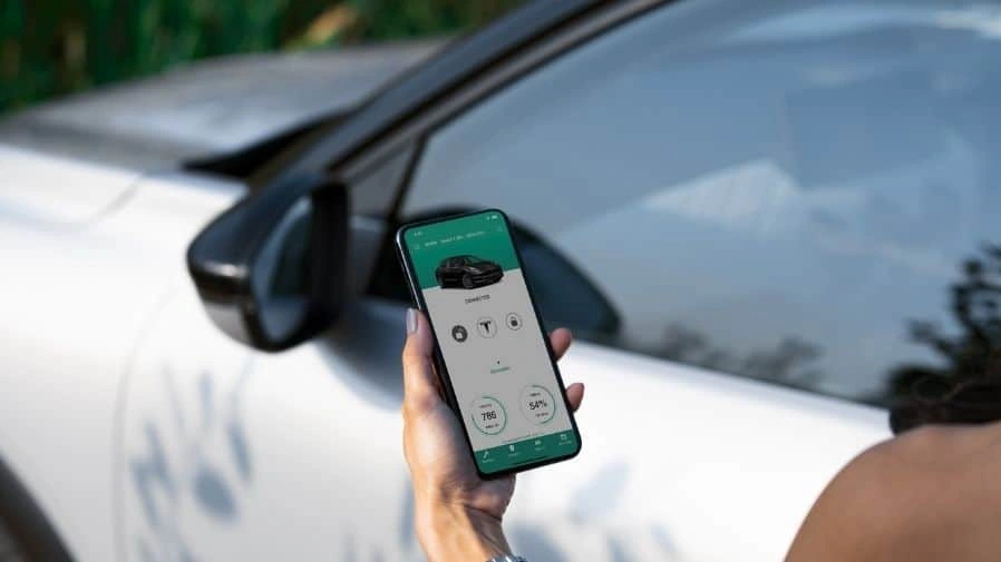 Mobile app interface for managing dealership loaner vehicles
